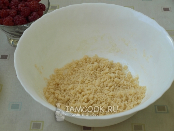 Растереть масло с мукой и сахаром