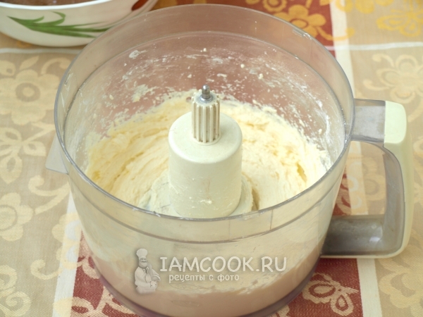 Взбить творог с сахаром