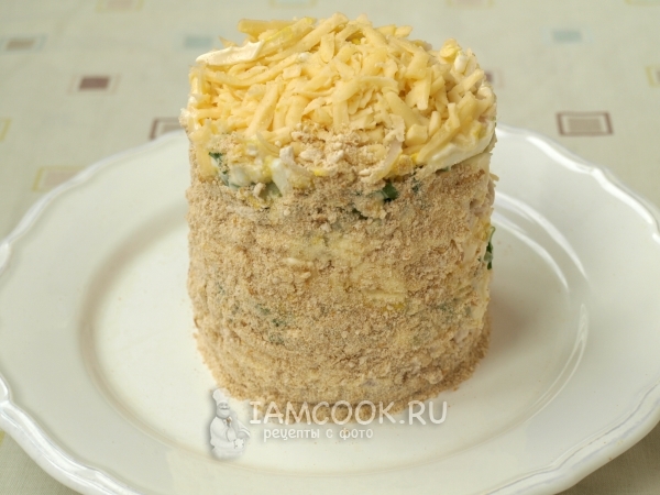 Обсыпать края салата соломкой