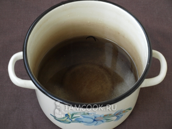 Слить с банки воду