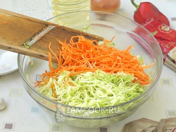 Натереть кабачок и морковь