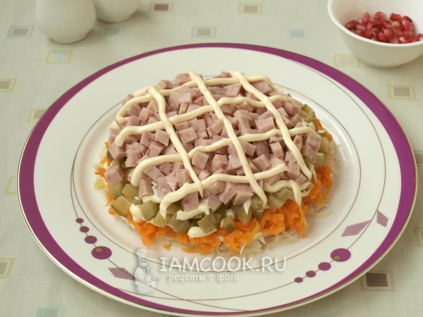 Положить слой ветчины с майонезом