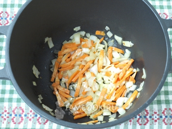 Обжарить лук с морковью
