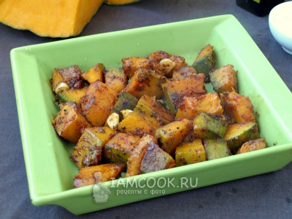 Переложить тыкву в форму для запекания