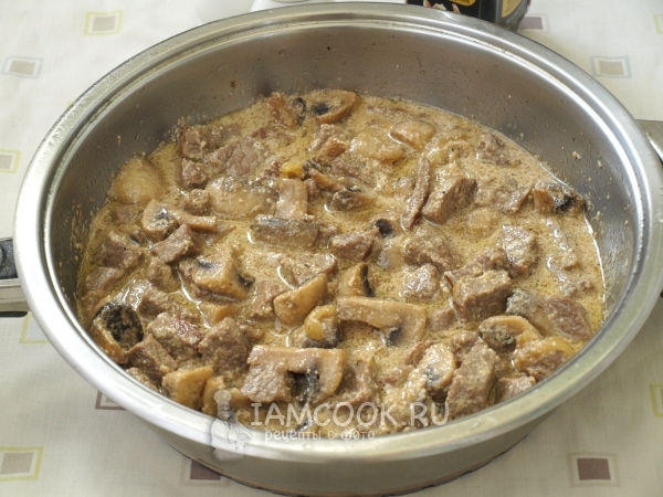 Говядина с грибами (шампиньонами) в сливочном соусе