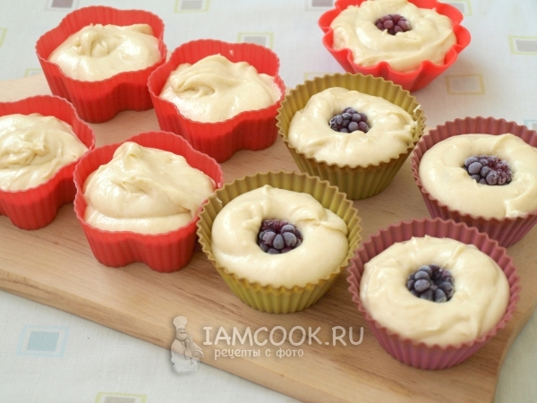 Положить на тесто ягоды