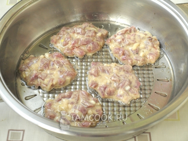 Положить фарш на сковороду