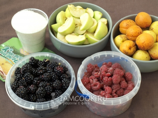 Ингредиенты для компота из яблок, абрикосов и ягод на зиму