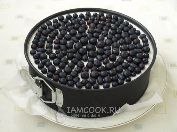 Выложить на желе ягоды