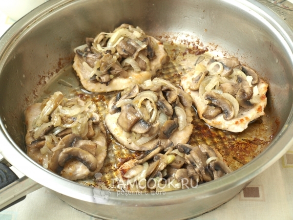 Положить на мясо грибы с луком