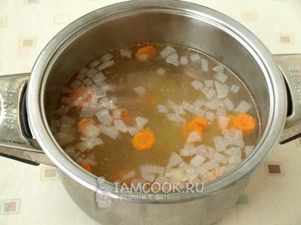 Положить в бульон лук и морковь