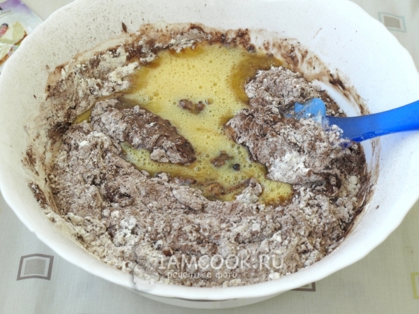 Добавить сахар и яйцо