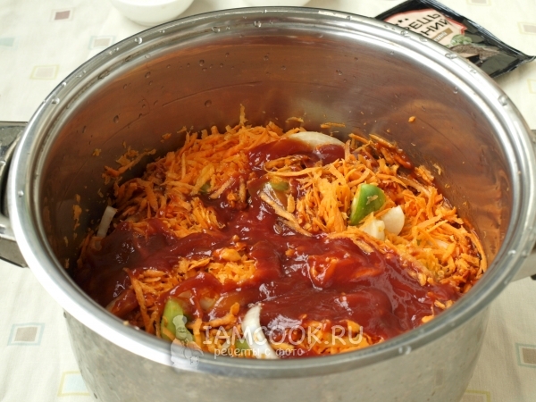 Соединить овощи с томатной пастой