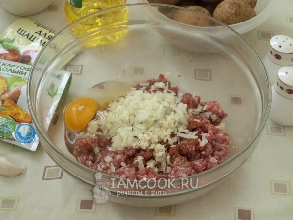 Положить в фарш лук и яйцо