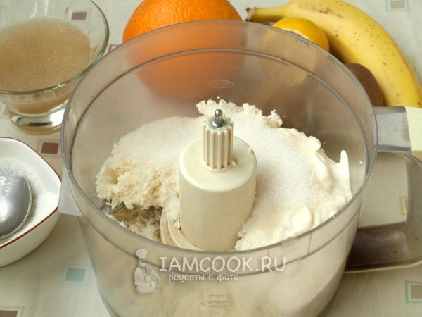 Взбить творог с сахаром и сметаной