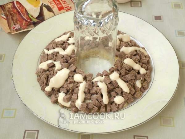 Положить слой мяса с майонезом