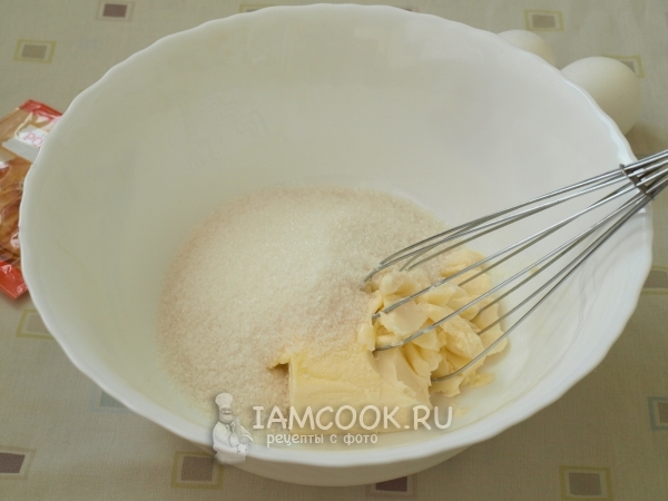 Соединить масло с сахаром