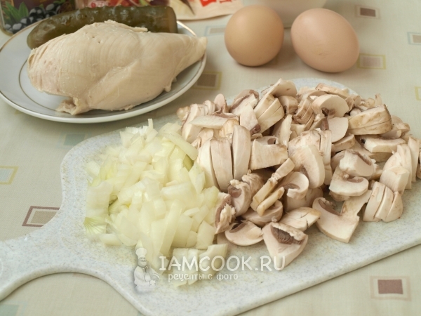 Порезать лук и грибы