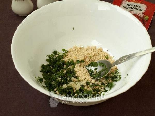 Соединить арахис, зелень и чеснок