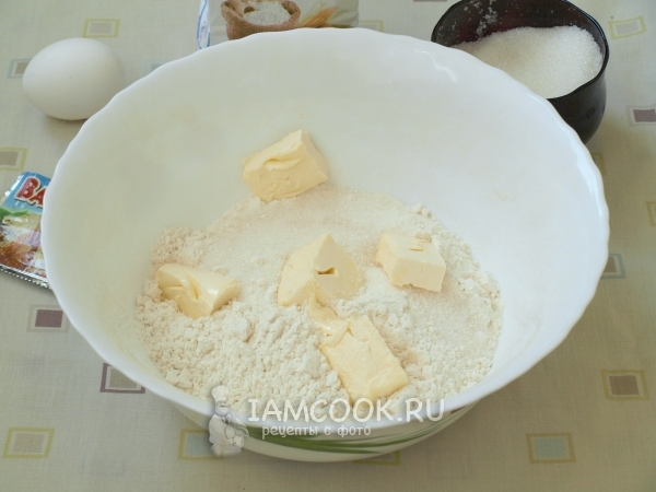 Соединить муку, масло и сахар
