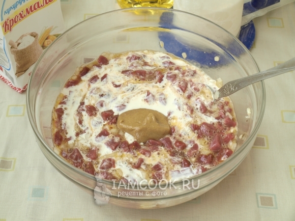 Положить сметану и горчицу