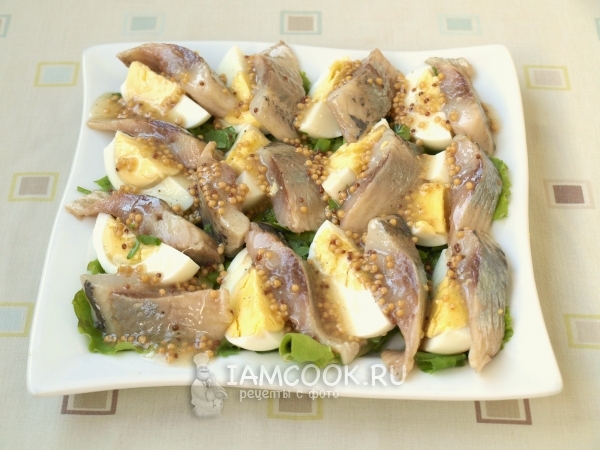 Готовый салат из сельди и яиц с горчичной заправкой