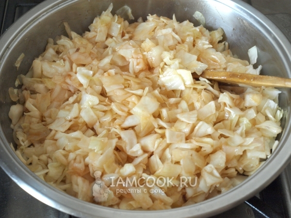 Добавить соль, сахар и томатный соус