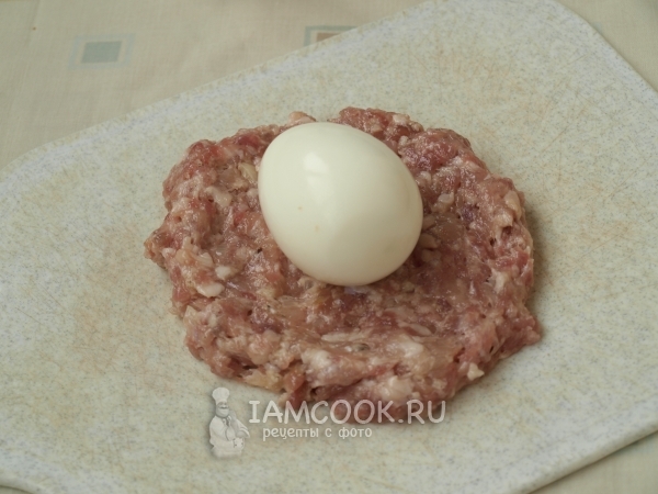 Положить на фарш яйцо
