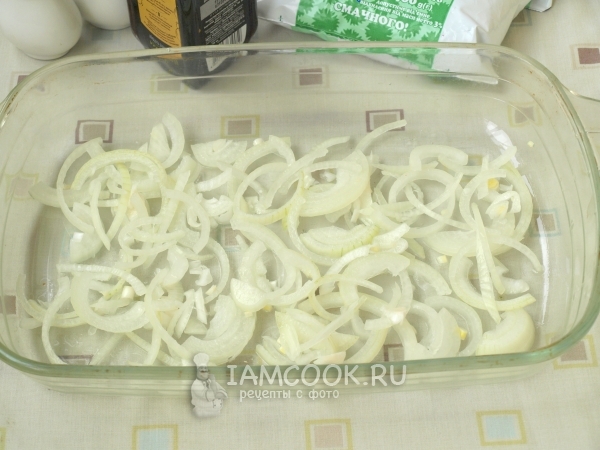 Положить лук в форму