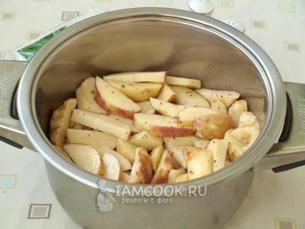 Положить картофель на мясо