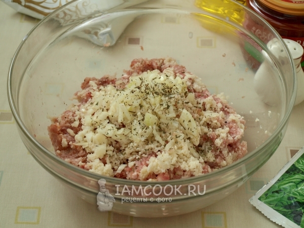 Добавить лук и чеснок