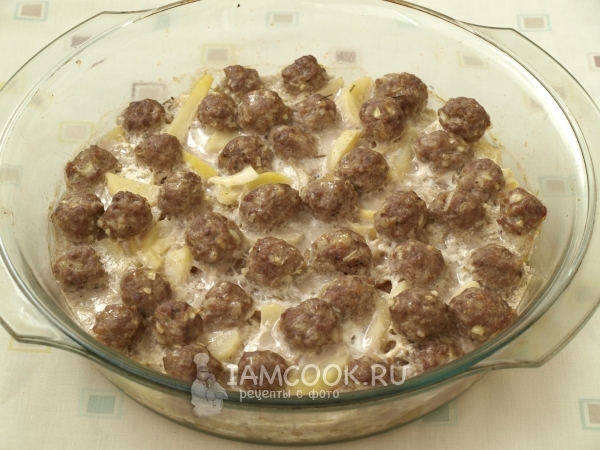 Запечь фрикадельки с картофелем в духовке