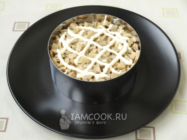 Положить слой грибов с майонезом