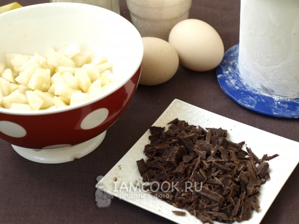 Порезать шоколад и груши