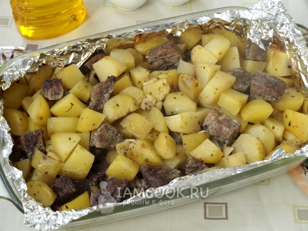 Готовая картошка с мясом в фольге в духовке