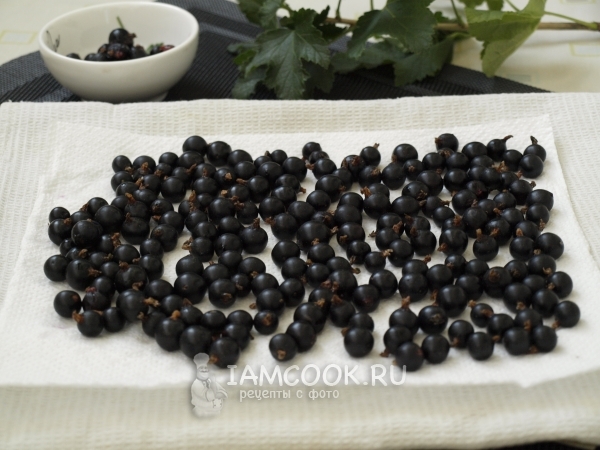 Просушить ягоды на полотенце