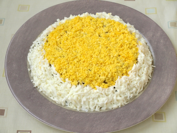 Украсить желтком и белком