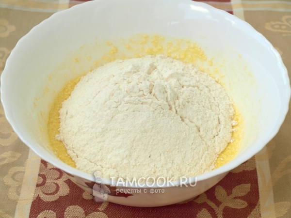 Всыпать муку