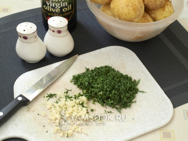 Порезать зелень и чеснок