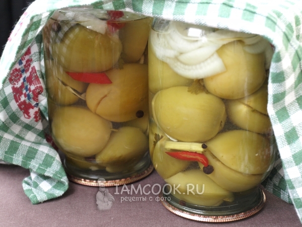 Накрыть банки полотенцем