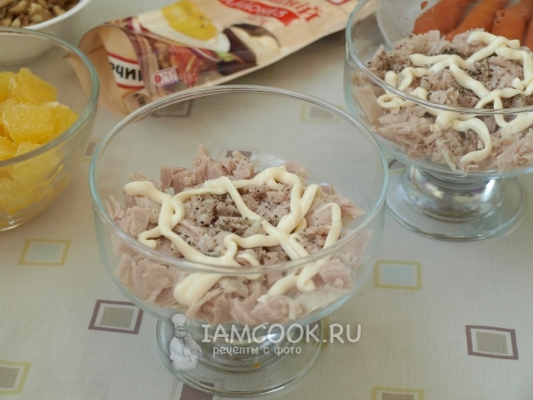 Положить слой куриного филе с майонезом