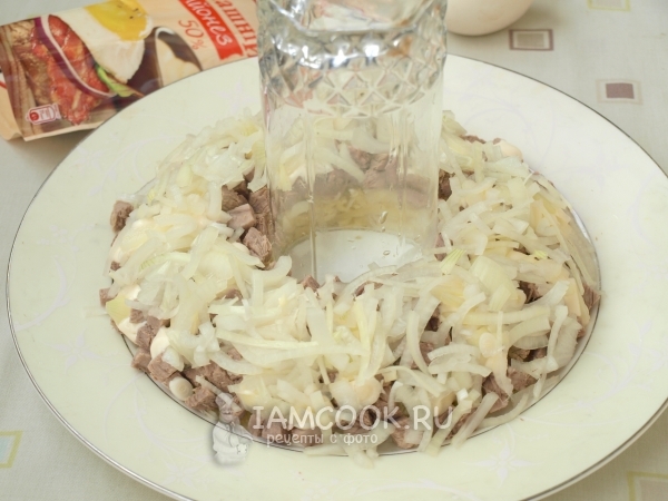 Положить слой лука