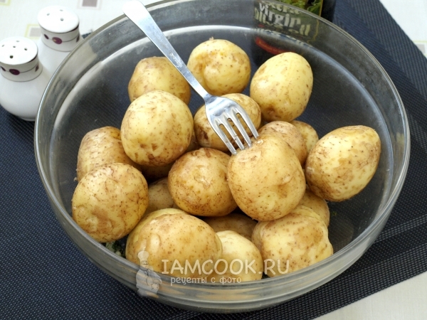 Наколоть картофель вилкой