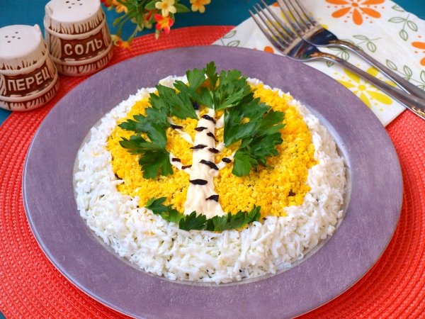 Рецепт салата «Березка» с куриным филе и черносливом