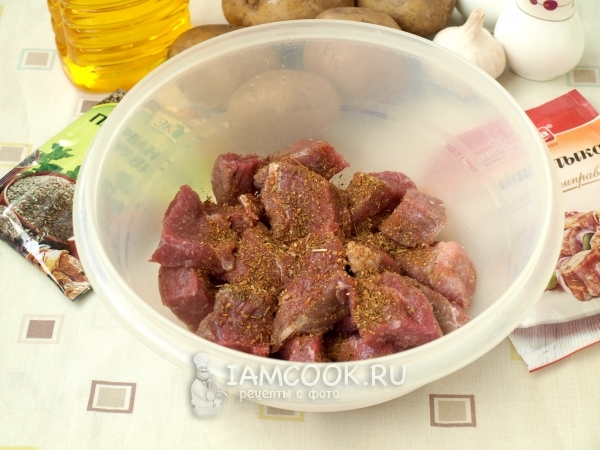 Посыпать мясо специями