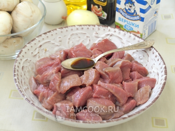 Влить соевый соус