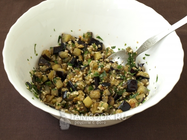 Положить баклажаны к арахисовой смеси