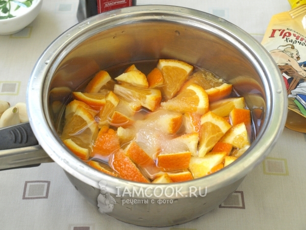 Положить в воду апельсины с сахаром