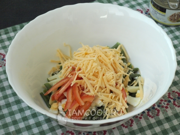 Положить тертый сыр