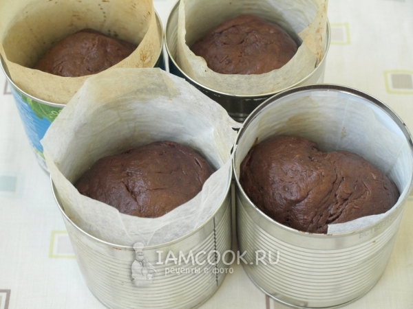 Положить тесто в форму